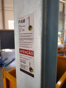 Poste de Ancoragem Móvel - Linha de Vida Móvel com auxílio de empilhadeira ou palleteira - Segurança em Altura nas atividades de Manutenção, Inspeção de cargas e Enlonamento de veículos e caminhões, com atendimento total a NR35, permitindo a Ancoragem do Cinto de segurança no Trava-quedas. Trabalho seguro, estrutura móvel e de alta qualidade.