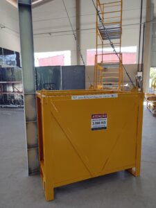 Poste de Ancoragem Móvel - Linha de Vida Móvel com auxílio de empilhadeira ou palleteira - Segurança em Altura nas atividades de Manutenção, Inspeção de cargas e Enlonamento de veículos e caminhões, com atendimento total a NR35, permitindo a Ancoragem do Cinto de segurança no Trava-quedas. Trabalho seguro, estrutura móvel e de alta qualidade.
