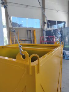 Poste de Ancoragem Móvel - Linha de Vida Móvel com auxílio de empilhadeira ou palleteira - Segurança em Altura nas atividades de Manutenção, Inspeção de cargas e Enlonamento de veículos e caminhões, com atendimento total a NR35, permitindo a Ancoragem do Cinto de segurança no Trava-quedas. Trabalho seguro, estrutura móvel e de alta qualidade.