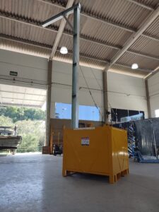 Poste de Ancoragem Móvel - Linha de Vida Móvel com auxílio de empilhadeira ou palleteira - Segurança em Altura nas atividades de Manutenção, Inspeção de cargas e Enlonamento de veículos e caminhões, com atendimento total a NR35, permitindo a Ancoragem do Cinto de segurança no Trava-quedas. Trabalho seguro, estrutura móvel e de alta qualidade.