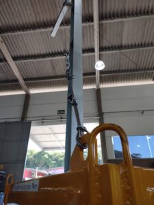 Poste de Ancoragem Móvel - Linha de Vida Móvel com auxílio de empilhadeira ou palleteira - Segurança em Altura nas atividades de Manutenção, Inspeção de cargas e Enlonamento de veículos e caminhões, com atendimento total a NR35, permitindo a Ancoragem do Cinto de segurança no Trava-quedas. Trabalho seguro, estrutura móvel e de alta qualidade.