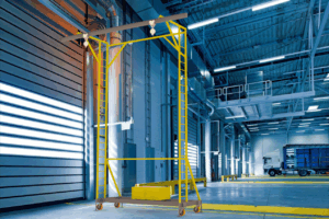 Linha de Vida Móvel Monteeuse - Com contrapeso para estabilidade da estrutura. Segurança em Altura nas atividades de Manutenção, Inspeção de cargas e Enlonamento de veículos e caminhões, com atendimento total a NR35, permitindo a Ancoragem do Cinto de segurança no Trava-quedas. Trabalho seguro, estrutura móvel com Rodízios robustos e de qualidade.