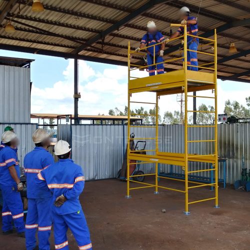 Andaime Plataforma Original MONTEEUSE PI0702779-6 Produto patenteado - Segurança em altura para manutenção industrial ou construção civil, garantindo acesso seguro pela escada incorporada, Guarda-corpos e Rodapés conforme NR-18, conjunto de piso antiderrapante e forração completa, com alçapão de acesso seguro. Pode ser apoiado com sapatas ajustáveis ou rodízios para movimentação segura da estrutura. Totalmente normatizado, com ART de fabricação recolhida junto ao CREA, Memorial de cálculo, Manual de montagem, Checklist de montagem, Projeto de montagem e Treinamento tipo seminário online com certificados nominais a cada participante. Destaque nas maiores indústrias do Brasil, tendo como clientes a VALE, CSN, Usiminas, Petrobrás, GERDAU, CEMIG, Raízen, JBS SEARA, Marfrig, Usaçucar, Bunge, ADM do Brasil, Syngenta, SENAI, Cofco, Hydro Alunorte, entre outros.