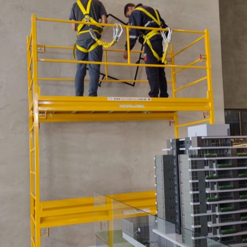 Andaime Plataforma Original MONTEEUSE PI0702779-6 Produto patenteado - Segurança em altura para manutenção industrial ou construção civil, garantindo acesso seguro pela escada incorporada, Guarda-corpos e Rodapés conforme NR-18, conjunto de piso antiderrapante e forração completa, com alçapão de acesso seguro. Pode ser apoiado com sapatas ajustáveis ou rodízios para movimentação segura da estrutura. Totalmente normatizado, com ART de fabricação recolhida junto ao CREA, Memorial de cálculo, Manual de montagem, Checklist de montagem, Projeto de montagem e Treinamento tipo seminário online com certificados nominais a cada participante. Destaque nas maiores indústrias do Brasil, tendo como clientes a VALE, CSN, Usiminas, Petrobrás, GERDAU, CEMIG, Raízen, JBS SEARA, Marfrig, Usaçucar, Bunge, ADM do Brasil, Syngenta, SENAI, Cofco, Hydro Alunorte, entre outros.