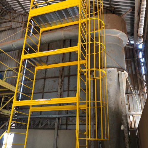 Andaime Plataforma Original MONTEEUSE PI0702779-6 Produto patenteado - Segurança em altura para manutenção industrial ou construção civil, garantindo acesso seguro pela escada incorporada, Guarda-corpos e Rodapés conforme NR-18, conjunto de piso antiderrapante e forração completa, com alçapão de acesso seguro. Pode ser apoiado com sapatas ajustáveis ou rodízios para movimentação segura da estrutura. Totalmente normatizado, com ART de fabricação recolhida junto ao CREA, Memorial de cálculo, Manual de montagem, Checklist de montagem, Projeto de montagem e Treinamento tipo seminário online com certificados nominais a cada participante. Destaque nas maiores indústrias do Brasil, tendo como clientes a VALE, CSN, Usiminas, Petrobrás, GERDAU, CEMIG, Raízen, JBS SEARA, Marfrig, Usaçucar, Bunge, ADM do Brasil, Syngenta, SENAI, Cofco, Hydro Alunorte, entre outros.