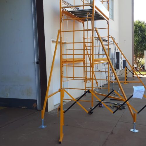 Andaime Plataforma Original MONTEEUSE PI0702779-6 Produto patenteado - Segurança em altura para manutenção industrial ou construção civil, garantindo acesso seguro pela escada incorporada, Guarda-corpos e Rodapés conforme NR-18, conjunto de piso antiderrapante e forração completa, com alçapão de acesso seguro. Pode ser apoiado com sapatas ajustáveis ou rodízios para movimentação segura da estrutura. Totalmente normatizado, com ART de fabricação recolhida junto ao CREA, Memorial de cálculo, Manual de montagem, Checklist de montagem, Projeto de montagem e Treinamento tipo seminário online com certificados nominais a cada participante. Destaque nas maiores indústrias do Brasil, tendo como clientes a VALE, CSN, Usiminas, Petrobrás, GERDAU, CEMIG, Raízen, JBS SEARA, Marfrig, Usaçucar, Bunge, ADM do Brasil, Syngenta, SENAI, Cofco, Hydro Alunorte, entre outros.
