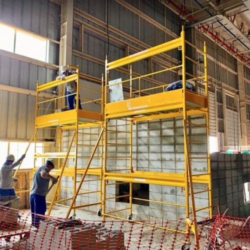 Andaime Plataforma Original MONTEEUSE PI0702779-6 Produto patenteado - Segurança em altura para manutenção industrial ou construção civil, garantindo acesso seguro pela escada incorporada, Guarda-corpos e Rodapés conforme NR-18, conjunto de piso antiderrapante e forração completa, com alçapão de acesso seguro. Pode ser apoiado com sapatas ajustáveis ou rodízios para movimentação segura da estrutura. Totalmente normatizado, com ART de fabricação recolhida junto ao CREA, Memorial de cálculo, Manual de montagem, Checklist de montagem, Projeto de montagem e Treinamento tipo seminário online com certificados nominais a cada participante. Destaque nas maiores indústrias do Brasil, tendo como clientes a VALE, CSN, Usiminas, Petrobrás, GERDAU, CEMIG, Raízen, JBS SEARA, Marfrig, Usaçucar, Bunge, ADM do Brasil, Syngenta, SENAI, Cofco, Hydro Alunorte, entre outros.