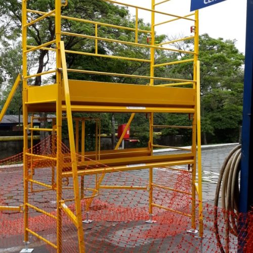 Andaime Plataforma Original MONTEEUSE PI0702779-6 Produto patenteado - Segurança em altura para manutenção industrial ou construção civil, garantindo acesso seguro pela escada incorporada, Guarda-corpos e Rodapés conforme NR-18, conjunto de piso antiderrapante e forração completa, com alçapão de acesso seguro. Pode ser apoiado com sapatas ajustáveis ou rodízios para movimentação segura da estrutura. Totalmente normatizado, com ART de fabricação recolhida junto ao CREA, Memorial de cálculo, Manual de montagem, Checklist de montagem, Projeto de montagem e Treinamento tipo seminário online com certificados nominais a cada participante. Destaque nas maiores indústrias do Brasil, tendo como clientes a VALE, CSN, Usiminas, Petrobrás, GERDAU, CEMIG, Raízen, JBS SEARA, Marfrig, Usaçucar, Bunge, ADM do Brasil, Syngenta, SENAI, Cofco, Hydro Alunorte, entre outros.