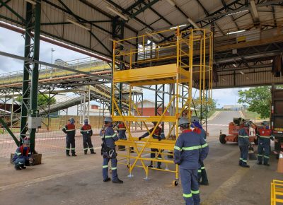 Andaime Plataforma Original MONTEEUSE PI0702779-6 Produto patenteado - Segurança em altura para manutenção industrial ou construção civil, garantindo acesso seguro pela escada incorporada, Guarda-corpos e Rodapés conforme NR-18, conjunto de piso antiderrapante e forração completa, com alçapão de acesso seguro. Pode ser apoiado com sapatas ajustáveis ou rodízios para movimentação segura da estrutura. Totalmente normatizado, com ART de fabricação recolhida junto ao CREA, Memorial de cálculo, Manual de montagem, Checklist de montagem, Projeto de montagem e Treinamento tipo seminário online com certificados nominais a cada participante. Destaque nas maiores indústrias do Brasil, tendo como clientes a VALE, CSN, Usiminas, Petrobrás, GERDAU, CEMIG, Raízen, JBS SEARA, Marfrig, Usaçucar, Bunge, ADM do Brasil, Syngenta, SENAI, Cofco, Hydro Alunorte, entre outros.