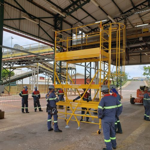 Andaime Plataforma Original MONTEEUSE PI0702779-6 Produto patenteado - Segurança em altura para manutenção industrial ou construção civil, garantindo acesso seguro pela escada incorporada, Guarda-corpos e Rodapés conforme NR-18, conjunto de piso antiderrapante e forração completa, com alçapão de acesso seguro. Pode ser apoiado com sapatas ajustáveis ou rodízios para movimentação segura da estrutura. Totalmente normatizado, com ART de fabricação recolhida junto ao CREA, Memorial de cálculo, Manual de montagem, Checklist de montagem, Projeto de montagem e Treinamento tipo seminário online com certificados nominais a cada participante. Destaque nas maiores indústrias do Brasil, tendo como clientes a VALE, CSN, Usiminas, Petrobrás, GERDAU, CEMIG, Raízen, JBS SEARA, Marfrig, Usaçucar, Bunge, ADM do Brasil, Syngenta, SENAI, Cofco, Hydro Alunorte, entre outros.