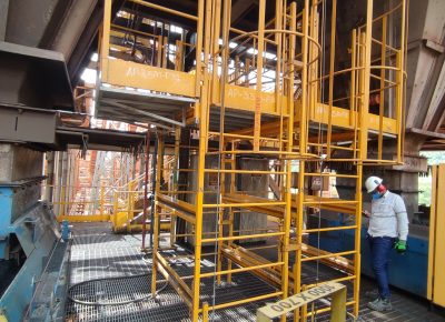Andaime Plataforma Original MONTEEUSE PI0702779-6 Produto patenteado Aço ou Alumínio - Segurança em altura para manutenção industrial ou construção civil, garantindo acesso seguro pela escada incorporada, Guarda-corpos e Rodapés conforme NR-18, conjunto de piso antiderrapante e forração completa, com alçapão de acesso seguro. Pode ser apoiado com sapatas ajustáveis ou rodízios para movimentação segura da estrutura. Totalmente normatizado, com ART de fabricação recolhida junto ao CREA, Memorial de cálculo, Manual de montagem, Checklist de montagem, Projeto de montagem e Treinamento tipo seminário online com certificados nominais a cada participante. Destaque nas maiores indústrias do Brasil, tendo como clientes a VALE, CSN, Usiminas, Petrobrás, GERDAU, CEMIG, Raízen, JBS SEARA, Marfrig, Usaçucar, Bunge, ADM do Brasil, Syngenta, SENAI, Cofco, Hydro Alunorte, entre outros.