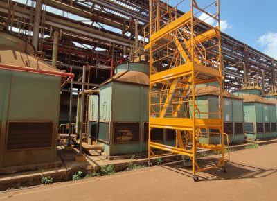 Andaime Plataforma Original MONTEEUSE PI0702779-6 Produto patenteado Aço ou Alumínio - Segurança em altura para manutenção industrial ou construção civil, garantindo acesso seguro pela escada incorporada, Guarda-corpos e Rodapés conforme NR-18, conjunto de piso antiderrapante e forração completa, com alçapão de acesso seguro. Pode ser apoiado com sapatas ajustáveis ou rodízios para movimentação segura da estrutura. Totalmente normatizado, com ART de fabricação recolhida junto ao CREA, Memorial de cálculo, Manual de montagem, Checklist de montagem, Projeto de montagem e Treinamento tipo seminário online com certificados nominais a cada participante. Destaque nas maiores indústrias do Brasil, tendo como clientes a VALE, CSN, Usiminas, Petrobrás, GERDAU, CEMIG, Raízen, JBS SEARA, Marfrig, Usaçucar, Bunge, ADM do Brasil, Syngenta, SENAI, Cofco, Hydro Alunorte, entre outros.