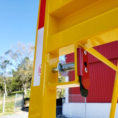 Andaime Plataforma Original MONTEEUSE PI0702779-6 Produto patenteado - Segurança em altura para manutenção industrial ou construção civil, garantindo acesso seguro pela escada incorporada, Guarda-corpos e Rodapés conforme NR-18, conjunto de piso antiderrapante e forração completa, com alçapão de acesso seguro. Pode ser apoiado com sapatas ajustáveis ou rodízios para movimentação segura da estrutura. Totalmente normatizado, com ART de fabricação recolhida junto ao CREA, Memorial de cálculo, Manual de montagem, Checklist de montagem, Projeto de montagem e Treinamento tipo seminário online com certificados nominais a cada participante. Destaque nas maiores indústrias do Brasil, tendo como clientes a VALE, CSN, Usiminas, Petrobrás, GERDAU, CEMIG, Raízen, JBS SEARA, Marfrig, Usaçucar, Bunge, ADM do Brasil, Syngenta, SENAI, Cofco, Hydro Alunorte, entre outros.