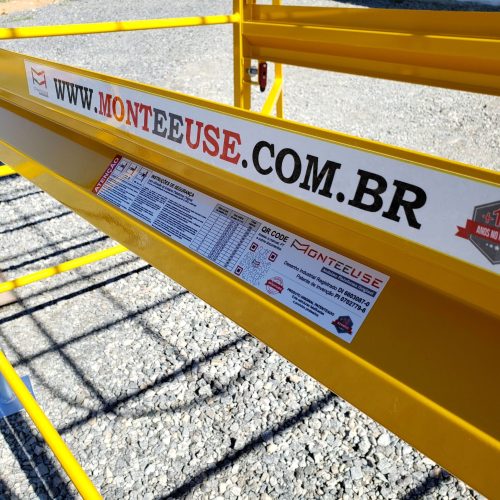 Andaime Plataforma Original MONTEEUSE PI0702779-6 Produto patenteado - Segurança em altura para manutenção industrial ou construção civil, garantindo acesso seguro pela escada incorporada, Guarda-corpos e Rodapés conforme NR-18, conjunto de piso antiderrapante e forração completa, com alçapão de acesso seguro. Pode ser apoiado com sapatas ajustáveis ou rodízios para movimentação segura da estrutura. Totalmente normatizado, com ART de fabricação recolhida junto ao CREA, Memorial de cálculo, Manual de montagem, Checklist de montagem, Projeto de montagem e Treinamento tipo seminário online com certificados nominais a cada participante. Destaque nas maiores indústrias do Brasil, tendo como clientes a VALE, CSN, Usiminas, Petrobrás, GERDAU, CEMIG, Raízen, JBS SEARA, Marfrig, Usaçucar, Bunge, ADM do Brasil, Syngenta, SENAI, Cofco, Hydro Alunorte, entre outros.