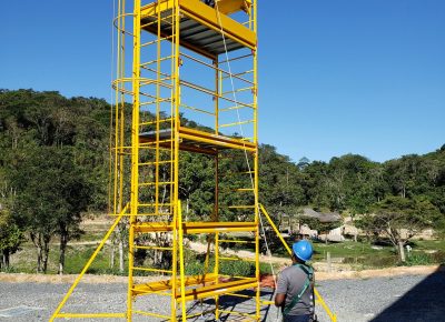 Andaime Plataforma Original MONTEEUSE PI0702779-6 Produto patenteado - Segurança em altura para manutenção industrial ou construção civil, garantindo acesso seguro pela escada incorporada, Guarda-corpos e Rodapés conforme NR-18, conjunto de piso antiderrapante e forração completa, com alçapão de acesso seguro. Pode ser apoiado com sapatas ajustáveis ou rodízios para movimentação segura da estrutura. Totalmente normatizado, com ART de fabricação recolhida junto ao CREA, Memorial de cálculo, Manual de montagem, Checklist de montagem, Projeto de montagem e Treinamento tipo seminário online com certificados nominais a cada participante. Destaque nas maiores indústrias do Brasil, tendo como clientes a VALE, CSN, Usiminas, Petrobrás, GERDAU, CEMIG, Raízen, JBS SEARA, Marfrig, Usaçucar, Bunge, ADM do Brasil, Syngenta, SENAI, Cofco, Hydro Alunorte, entre outros.