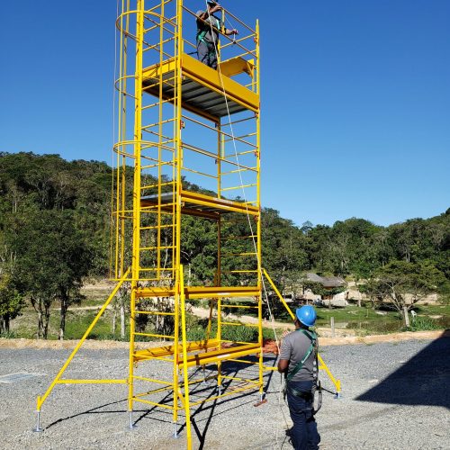 Andaime Plataforma Original MONTEEUSE PI0702779-6 Produto patenteado - Segurança em altura para manutenção industrial ou construção civil, garantindo acesso seguro pela escada incorporada, Guarda-corpos e Rodapés conforme NR-18, conjunto de piso antiderrapante e forração completa, com alçapão de acesso seguro. Pode ser apoiado com sapatas ajustáveis ou rodízios para movimentação segura da estrutura. Totalmente normatizado, com ART de fabricação recolhida junto ao CREA, Memorial de cálculo, Manual de montagem, Checklist de montagem, Projeto de montagem e Treinamento tipo seminário online com certificados nominais a cada participante. Destaque nas maiores indústrias do Brasil, tendo como clientes a VALE, CSN, Usiminas, Petrobrás, GERDAU, CEMIG, Raízen, JBS SEARA, Marfrig, Usaçucar, Bunge, ADM do Brasil, Syngenta, SENAI, Cofco, Hydro Alunorte, entre outros.