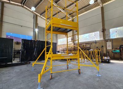Andaime Plataforma Original MONTEEUSE PI0702779-6 Produto patenteado - Segurança em altura para manutenção industrial ou construção civil, garantindo acesso seguro pela escada incorporada, Guarda-corpos e Rodapés conforme NR-18, conjunto de piso antiderrapante e forração completa, com alçapão de acesso seguro. Pode ser apoiado com sapatas ajustáveis ou rodízios para movimentação segura da estrutura. Totalmente normatizado, com ART de fabricação recolhida junto ao CREA, Memorial de cálculo, Manual de montagem, Checklist de montagem, Projeto de montagem e Treinamento tipo seminário online com certificados nominais a cada participante. Destaque nas maiores indústrias do Brasil, tendo como clientes a VALE, CSN, Usiminas, Petrobrás, GERDAU, CEMIG, Raízen, JBS SEARA, Marfrig, Usaçucar, Bunge, ADM do Brasil, Syngenta, SENAI, Cofco, Hydro Alunorte, entre outros.