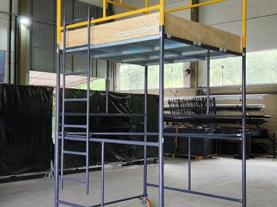 Andaime Tubular NR-18 MONTEEUSE - Segurança em altura para manutenção industrial ou construção civil, garantindo acesso seguro pelas escadas e guarda-corpos com portinhola de acesso ao piso antiderrapante e forração completa. Possui rodapés, diagonais e ligações de base. Pode ser apoiado com sapatas ajustáveis ou rodízios para movimentação segura da estrutura. Totalmente normatizado, com ART de fabricação, Memorial de cálculo e Manual de montagem.