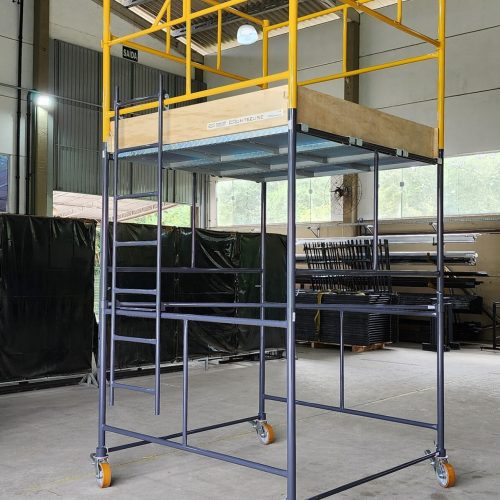 Andaime Tubular NR-18 MONTEEUSE - Segurança em altura para manutenção industrial ou construção civil, garantindo acesso seguro pelas escadas e guarda-corpos com portinhola de acesso ao piso antiderrapante e forração completa. Possui rodapés, diagonais e ligações de base. Pode ser apoiado com sapatas ajustáveis ou rodízios para movimentação segura da estrutura. Totalmente normatizado, com ART de fabricação, Memorial de cálculo e Manual de montagem.