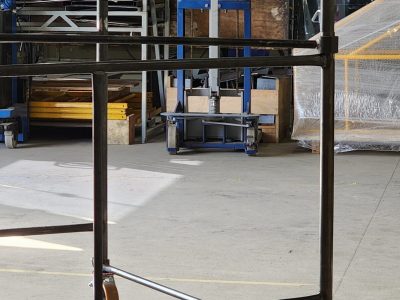 Andaime Tubular NR-18 MONTEEUSE - Segurança em altura para manutenção industrial ou construção civil, garantindo acesso seguro pelas escadas e guarda-corpos com portinhola de acesso ao piso antiderrapante e forração completa. Possui rodapés, diagonais e ligações de base. Pode ser apoiado com sapatas ajustáveis ou rodízios para movimentação segura da estrutura. Totalmente normatizado, com ART de fabricação, Memorial de cálculo e Manual de montagem.