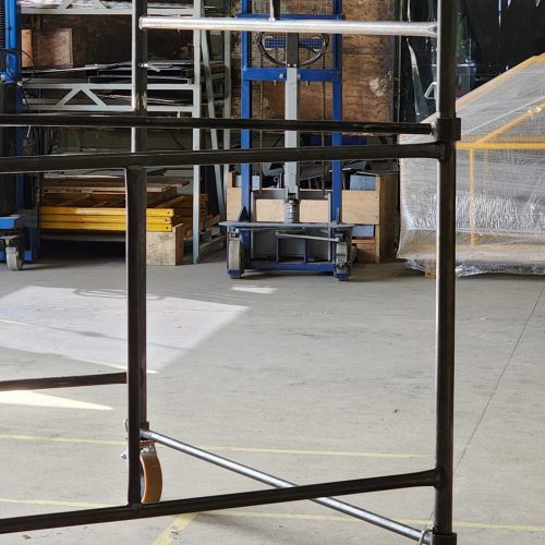 Andaime Tubular NR-18 MONTEEUSE - Segurança em altura para manutenção industrial ou construção civil, garantindo acesso seguro pelas escadas e guarda-corpos com portinhola de acesso ao piso antiderrapante e forração completa. Possui rodapés, diagonais e ligações de base. Pode ser apoiado com sapatas ajustáveis ou rodízios para movimentação segura da estrutura. Totalmente normatizado, com ART de fabricação, Memorial de cálculo e Manual de montagem.