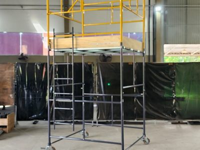 Andaime Tubular NR-18 MONTEEUSE - Segurança em altura para manutenção industrial ou construção civil, garantindo acesso seguro pelas escadas e guarda-corpos com portinhola de acesso ao piso antiderrapante e forração completa. Possui rodapés, diagonais e ligações de base. Pode ser apoiado com sapatas ajustáveis ou rodízios para movimentação segura da estrutura. Totalmente normatizado, com ART de fabricação, Memorial de cálculo e Manual de montagem.