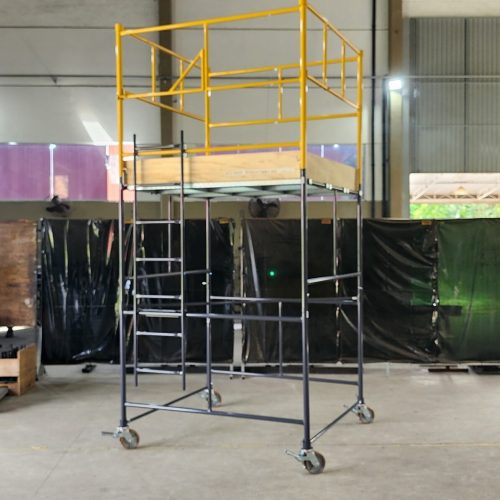 Andaime Tubular NR-18 MONTEEUSE - Segurança em altura para manutenção industrial ou construção civil, garantindo acesso seguro pelas escadas e guarda-corpos com portinhola de acesso ao piso antiderrapante e forração completa. Possui rodapés, diagonais e ligações de base. Pode ser apoiado com sapatas ajustáveis ou rodízios para movimentação segura da estrutura. Totalmente normatizado, com ART de fabricação, Memorial de cálculo e Manual de montagem.