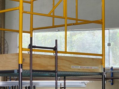 Andaime Tubular NR-18 MONTEEUSE - Segurança em altura para manutenção industrial ou construção civil, garantindo acesso seguro pelas escadas e guarda-corpos com portinhola de acesso ao piso antiderrapante e forração completa. Possui rodapés, diagonais e ligações de base. Pode ser apoiado com sapatas ajustáveis ou rodízios para movimentação segura da estrutura. Totalmente normatizado, com ART de fabricação, Memorial de cálculo e Manual de montagem.
