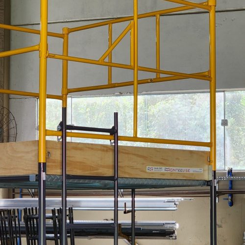 Andaime Tubular NR-18 MONTEEUSE - Segurança em altura para manutenção industrial ou construção civil, garantindo acesso seguro pelas escadas e guarda-corpos com portinhola de acesso ao piso antiderrapante e forração completa. Possui rodapés, diagonais e ligações de base. Pode ser apoiado com sapatas ajustáveis ou rodízios para movimentação segura da estrutura. Totalmente normatizado, com ART de fabricação, Memorial de cálculo e Manual de montagem.