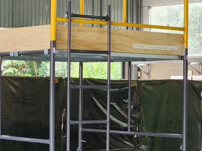 Andaime Tubular NR-18 MONTEEUSE - Segurança em altura para manutenção industrial ou construção civil, garantindo acesso seguro pelas escadas e guarda-corpos com portinhola de acesso ao piso antiderrapante e forração completa. Possui rodapés, diagonais e ligações de base. Pode ser apoiado com sapatas ajustáveis ou rodízios para movimentação segura da estrutura. Totalmente normatizado, com ART de fabricação, Memorial de cálculo e Manual de montagem.