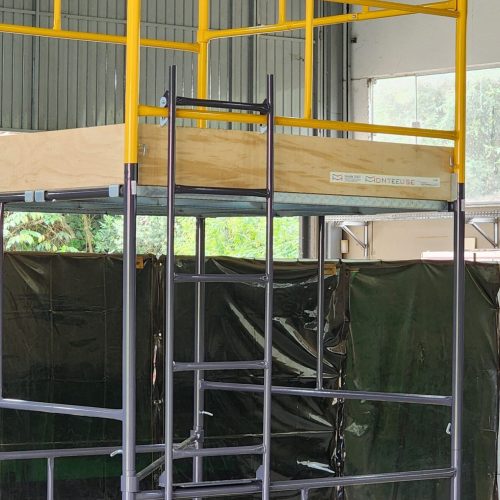 Andaime Tubular NR-18 MONTEEUSE - Segurança em altura para manutenção industrial ou construção civil, garantindo acesso seguro pelas escadas e guarda-corpos com portinhola de acesso ao piso antiderrapante e forração completa. Possui rodapés, diagonais e ligações de base. Pode ser apoiado com sapatas ajustáveis ou rodízios para movimentação segura da estrutura. Totalmente normatizado, com ART de fabricação, Memorial de cálculo e Manual de montagem.