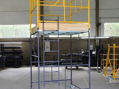 Andaime Tubular NR-18 MONTEEUSE - Segurança em altura para manutenção industrial ou construção civil, garantindo acesso seguro pelas escadas e guarda-corpos com portinhola de acesso ao piso antiderrapante e forração completa. Possui rodapés, diagonais e ligações de base. Pode ser apoiado com sapatas ajustáveis ou rodízios para movimentação segura da estrutura. Totalmente normatizado, com ART de fabricação, Memorial de cálculo e Manual de montagem.