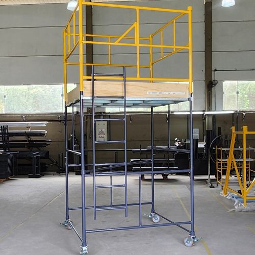 Andaime Tubular NR-18 MONTEEUSE - Segurança em altura para manutenção industrial ou construção civil, garantindo acesso seguro pelas escadas e guarda-corpos com portinhola de acesso ao piso antiderrapante e forração completa. Possui rodapés, diagonais e ligações de base. Pode ser apoiado com sapatas ajustáveis ou rodízios para movimentação segura da estrutura. Totalmente normatizado, com ART de fabricação, Memorial de cálculo e Manual de montagem.