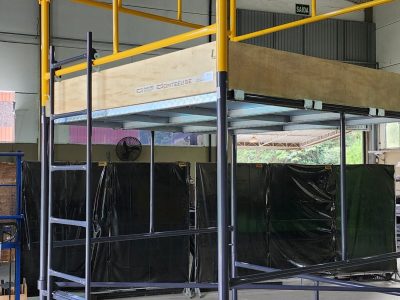 Andaime Tubular NR-18 MONTEEUSE - Segurança em altura para manutenção industrial ou construção civil, garantindo acesso seguro pelas escadas e guarda-corpos com portinhola de acesso ao piso antiderrapante e forração completa. Possui rodapés, diagonais e ligações de base. Pode ser apoiado com sapatas ajustáveis ou rodízios para movimentação segura da estrutura. Totalmente normatizado, com ART de fabricação, Memorial de cálculo e Manual de montagem.