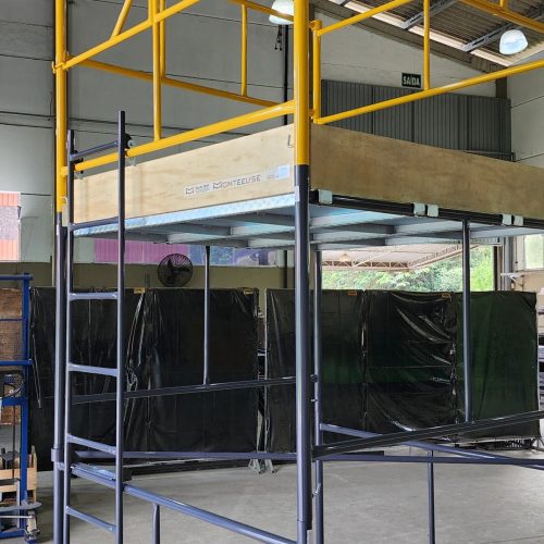 Andaime Tubular NR-18 MONTEEUSE - Segurança em altura para manutenção industrial ou construção civil, garantindo acesso seguro pelas escadas e guarda-corpos com portinhola de acesso ao piso antiderrapante e forração completa. Possui rodapés, diagonais e ligações de base. Pode ser apoiado com sapatas ajustáveis ou rodízios para movimentação segura da estrutura. Totalmente normatizado, com ART de fabricação, Memorial de cálculo e Manual de montagem.