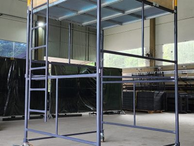 Andaime Tubular NR-18 MONTEEUSE - Segurança em altura para manutenção industrial ou construção civil, garantindo acesso seguro pelas escadas e guarda-corpos com portinhola de acesso ao piso antiderrapante e forração completa. Possui rodapés, diagonais e ligações de base. Pode ser apoiado com sapatas ajustáveis ou rodízios para movimentação segura da estrutura. Totalmente normatizado, com ART de fabricação, Memorial de cálculo e Manual de montagem.