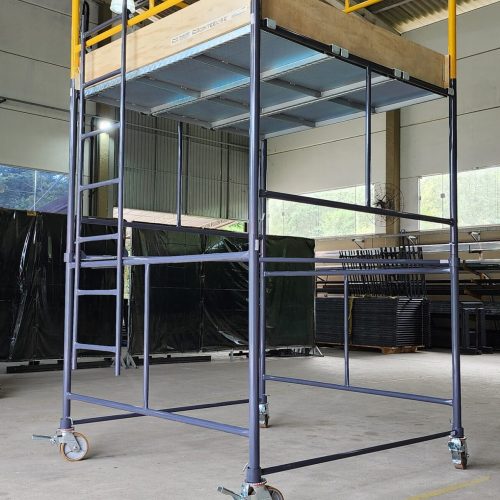 Andaime Tubular NR-18 MONTEEUSE - Segurança em altura para manutenção industrial ou construção civil, garantindo acesso seguro pelas escadas e guarda-corpos com portinhola de acesso ao piso antiderrapante e forração completa. Possui rodapés, diagonais e ligações de base. Pode ser apoiado com sapatas ajustáveis ou rodízios para movimentação segura da estrutura. Totalmente normatizado, com ART de fabricação, Memorial de cálculo e Manual de montagem.