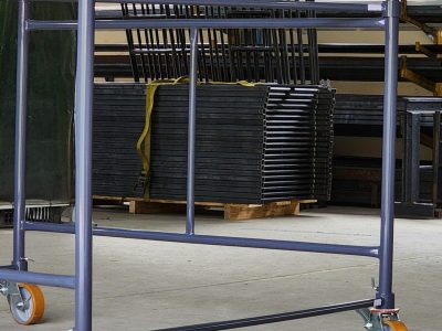 Andaime Tubular NR-18 MONTEEUSE - Segurança em altura para manutenção industrial ou construção civil, garantindo acesso seguro pelas escadas e guarda-corpos com portinhola de acesso ao piso antiderrapante e forração completa. Possui rodapés, diagonais e ligações de base. Pode ser apoiado com sapatas ajustáveis ou rodízios para movimentação segura da estrutura. Totalmente normatizado, com ART de fabricação, Memorial de cálculo e Manual de montagem.