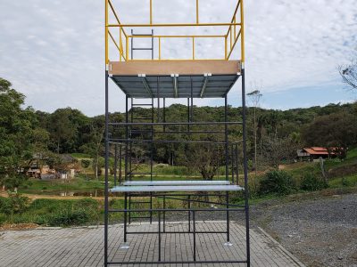 Andaime Tubular NR-18 MONTEEUSE - Segurança em altura para manutenção industrial ou construção civil, garantindo acesso seguro pelas escadas e guarda-corpos com portinhola de acesso ao piso antiderrapante e forração completa. Possui rodapés, diagonais e ligações de base. Pode ser apoiado com sapatas ajustáveis ou rodízios para movimentação segura da estrutura. Totalmente normatizado, com ART de fabricação, Memorial de cálculo e Manual de montagem.
