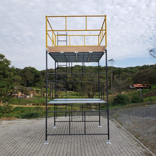 Andaime Tubular NR-18 MONTEEUSE - Segurança em altura para manutenção industrial ou construção civil, garantindo acesso seguro pelas escadas e guarda-corpos com portinhola de acesso ao piso antiderrapante e forração completa. Possui rodapés, diagonais e ligações de base. Pode ser apoiado com sapatas ajustáveis ou rodízios para movimentação segura da estrutura. Totalmente normatizado, com ART de fabricação, Memorial de cálculo e Manual de montagem.