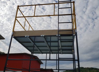 Andaime Tubular NR-18 MONTEEUSE - Segurança em altura para manutenção industrial ou construção civil, garantindo acesso seguro pelas escadas e guarda-corpos com portinhola de acesso ao piso antiderrapante e forração completa. Possui rodapés, diagonais e ligações de base. Pode ser apoiado com sapatas ajustáveis ou rodízios para movimentação segura da estrutura. Totalmente normatizado, com ART de fabricação, Memorial de cálculo e Manual de montagem.