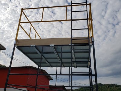 Andaime Tubular NR-18 MONTEEUSE - Segurança em altura para manutenção industrial ou construção civil, garantindo acesso seguro pelas escadas e guarda-corpos com portinhola de acesso ao piso antiderrapante e forração completa. Possui rodapés, diagonais e ligações de base. Pode ser apoiado com sapatas ajustáveis ou rodízios para movimentação segura da estrutura. Totalmente normatizado, com ART de fabricação, Memorial de cálculo e Manual de montagem.