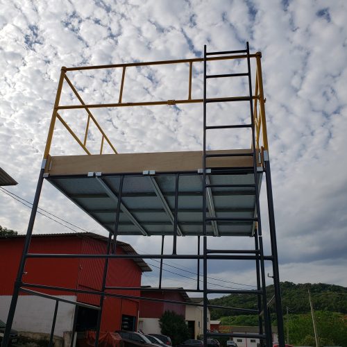 Andaime Tubular NR-18 MONTEEUSE - Segurança em altura para manutenção industrial ou construção civil, garantindo acesso seguro pelas escadas e guarda-corpos com portinhola de acesso ao piso antiderrapante e forração completa. Possui rodapés, diagonais e ligações de base. Pode ser apoiado com sapatas ajustáveis ou rodízios para movimentação segura da estrutura. Totalmente normatizado, com ART de fabricação, Memorial de cálculo e Manual de montagem.