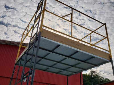 Andaime Tubular NR-18 MONTEEUSE - Segurança em altura para manutenção industrial ou construção civil, garantindo acesso seguro pelas escadas e guarda-corpos com portinhola de acesso ao piso antiderrapante e forração completa. Possui rodapés, diagonais e ligações de base. Pode ser apoiado com sapatas ajustáveis ou rodízios para movimentação segura da estrutura. Totalmente normatizado, com ART de fabricação, Memorial de cálculo e Manual de montagem.