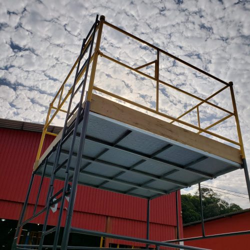 Andaime Tubular NR-18 MONTEEUSE - Segurança em altura para manutenção industrial ou construção civil, garantindo acesso seguro pelas escadas e guarda-corpos com portinhola de acesso ao piso antiderrapante e forração completa. Possui rodapés, diagonais e ligações de base. Pode ser apoiado com sapatas ajustáveis ou rodízios para movimentação segura da estrutura. Totalmente normatizado, com ART de fabricação, Memorial de cálculo e Manual de montagem.
