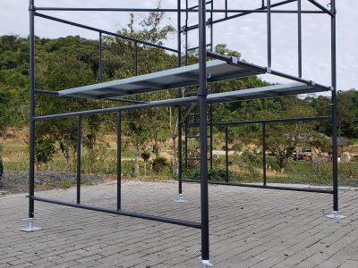 Andaime Tubular NR-18 MONTEEUSE - Segurança em altura para manutenção industrial ou construção civil, garantindo acesso seguro pelas escadas e guarda-corpos com portinhola de acesso ao piso antiderrapante e forração completa. Possui rodapés, diagonais e ligações de base. Pode ser apoiado com sapatas ajustáveis ou rodízios para movimentação segura da estrutura. Totalmente normatizado, com ART de fabricação, Memorial de cálculo e Manual de montagem.