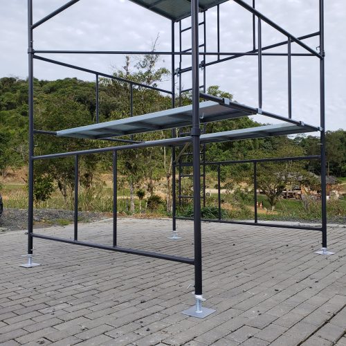 Andaime Tubular NR-18 MONTEEUSE - Segurança em altura para manutenção industrial ou construção civil, garantindo acesso seguro pelas escadas e guarda-corpos com portinhola de acesso ao piso antiderrapante e forração completa. Possui rodapés, diagonais e ligações de base. Pode ser apoiado com sapatas ajustáveis ou rodízios para movimentação segura da estrutura. Totalmente normatizado, com ART de fabricação, Memorial de cálculo e Manual de montagem.