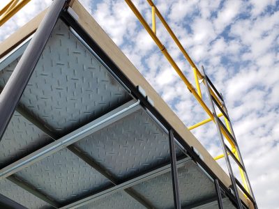 Andaime Tubular NR-18 MONTEEUSE - Segurança em altura para manutenção industrial ou construção civil, garantindo acesso seguro pelas escadas e guarda-corpos com portinhola de acesso ao piso antiderrapante e forração completa. Possui rodapés, diagonais e ligações de base. Pode ser apoiado com sapatas ajustáveis ou rodízios para movimentação segura da estrutura. Totalmente normatizado, com ART de fabricação, Memorial de cálculo e Manual de montagem.