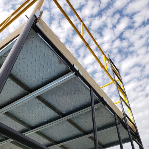 Andaime Tubular NR-18 MONTEEUSE - Segurança em altura para manutenção industrial ou construção civil, garantindo acesso seguro pelas escadas e guarda-corpos com portinhola de acesso ao piso antiderrapante e forração completa. Possui rodapés, diagonais e ligações de base. Pode ser apoiado com sapatas ajustáveis ou rodízios para movimentação segura da estrutura. Totalmente normatizado, com ART de fabricação, Memorial de cálculo e Manual de montagem.