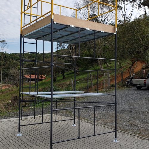 Andaime Tubular NR-18 MONTEEUSE - Segurança em altura para manutenção industrial ou construção civil, garantindo acesso seguro pelas escadas e guarda-corpos com portinhola de acesso ao piso antiderrapante e forração completa. Possui rodapés, diagonais e ligações de base. Pode ser apoiado com sapatas ajustáveis ou rodízios para movimentação segura da estrutura. Totalmente normatizado, com ART de fabricação, Memorial de cálculo e Manual de montagem.